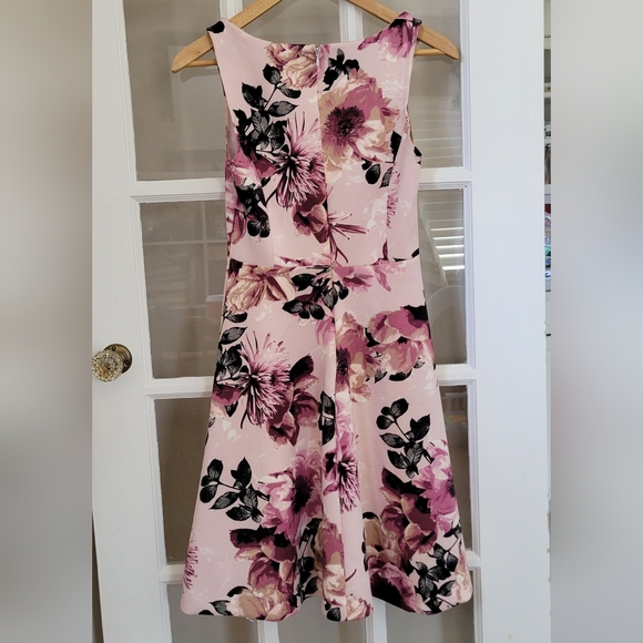 Le Chateau Pink Floral Sleeveless Midi Dress - Picture 5 of 7